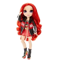 Rainbow High Ruby Anderson : poupée-mannequin rouge avec 2 tenues