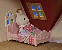 Chalet douillet au toit rouge de Calico Critters, ensemble de jeu pour maison de poupées avec figurines, meubles et accessoires Maison de poupée