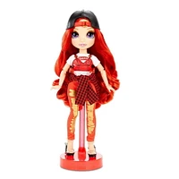 Rainbow High Ruby Anderson : poupée-mannequin rouge avec 2 tenues