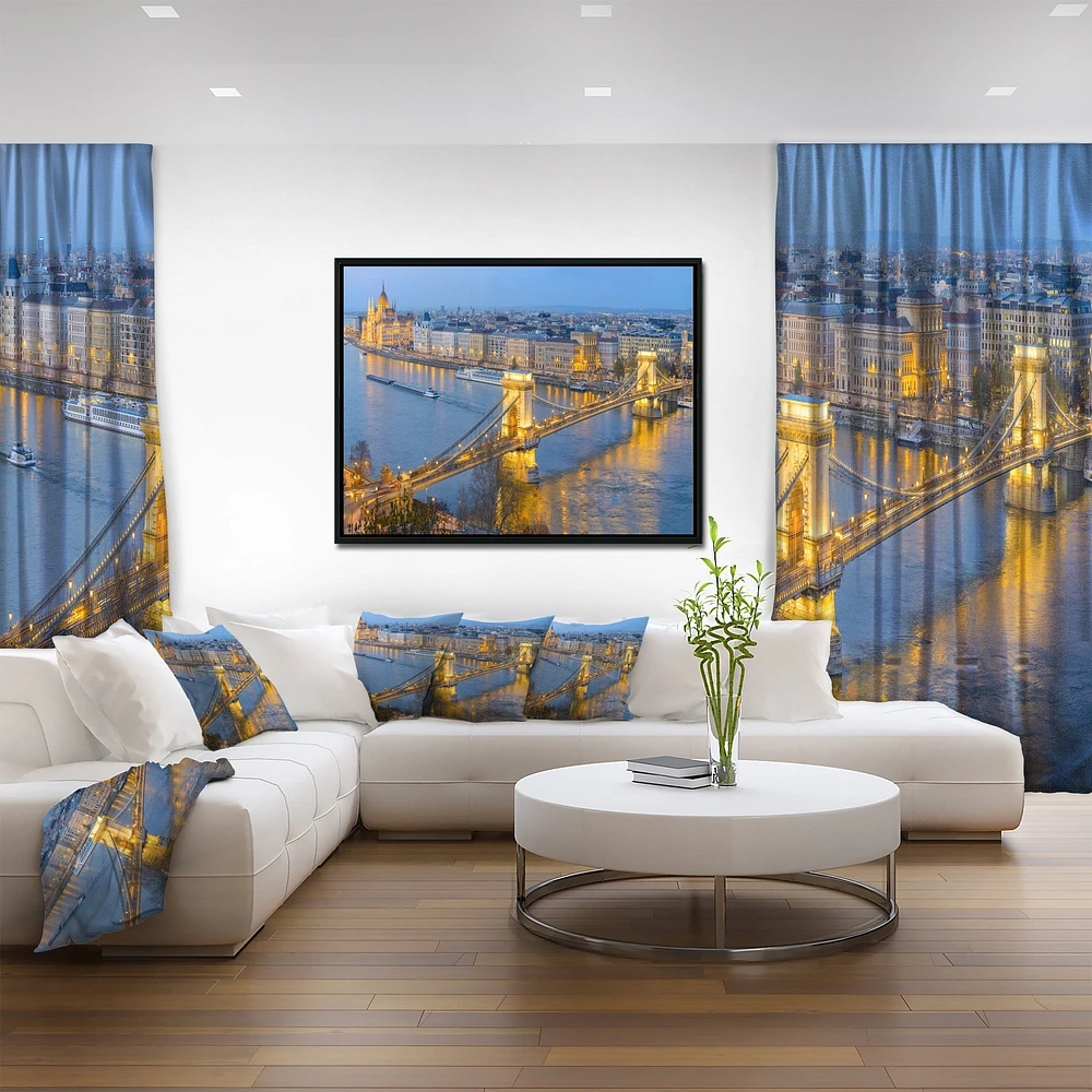 Design Art <br>Bâtiment De La Chaîne Et Le Parlement À Budapest  Sur Toile Encadrée