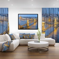 Design Art <br>Bâtiment De La Chaîne Et Le Parlement À Budapest  Sur Toile Encadrée