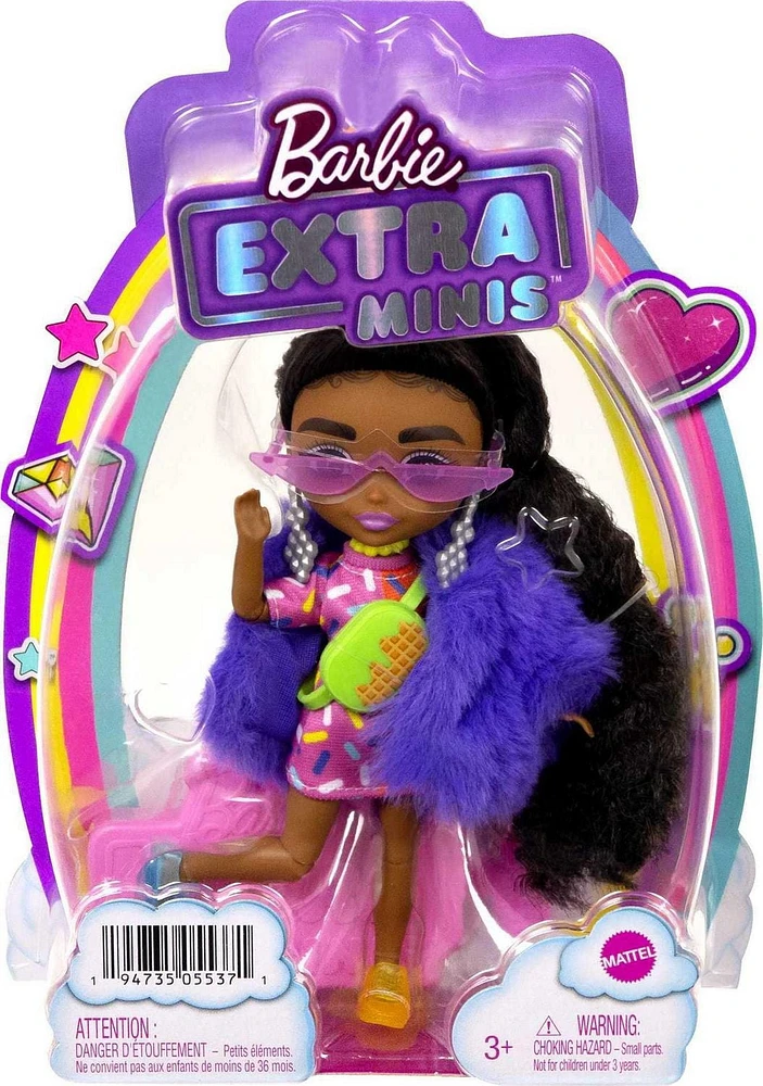 Poupée Mini Barbie Extra n° 1 (14 cm) avec Robe à Imprimé Vermicelles et Manteau à Fourrure, Socle et Accessoires pour Poupée dont Petites Lunettes de Soleil et Sac Banane ; Cadeau pour Enfants à part