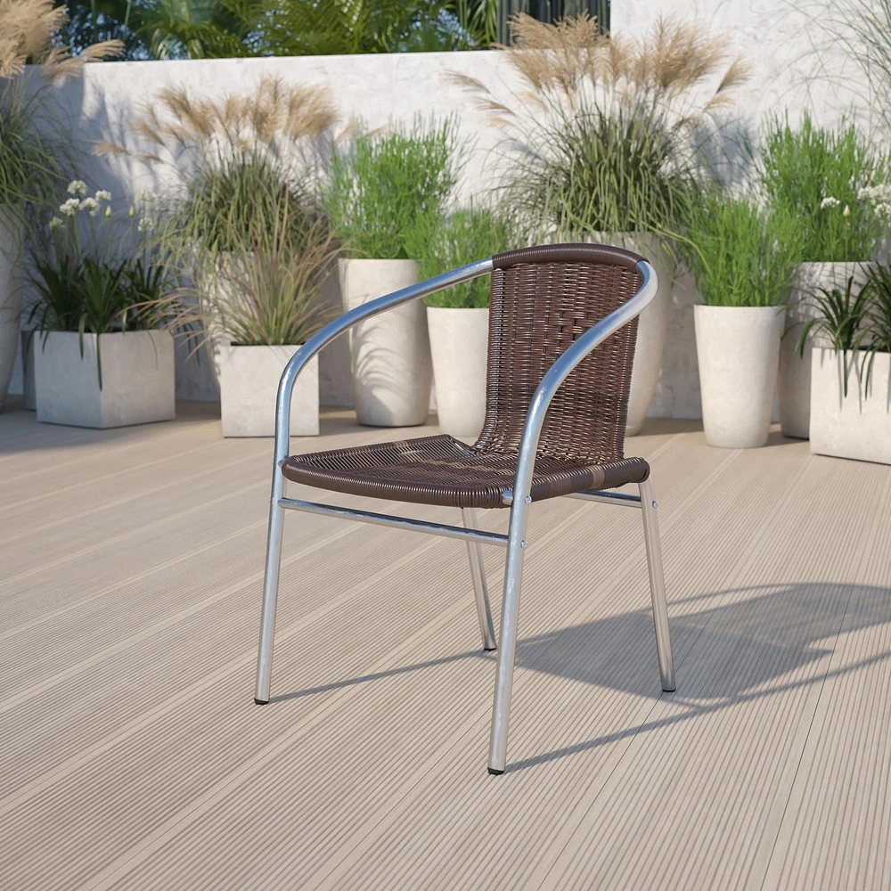 Chaise de restaurant empilable commerciale pour l'intérieur et l'extérieur en aluminium et rotin brun foncé