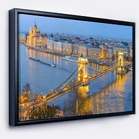 Design Art <br>Bâtiment De La Chaîne Et Le Parlement À Budapest  Sur Toile Encadrée