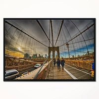 Designart Se promener sur le pont de Brooklyn ART MURAL À CADRE FLOTTÉ