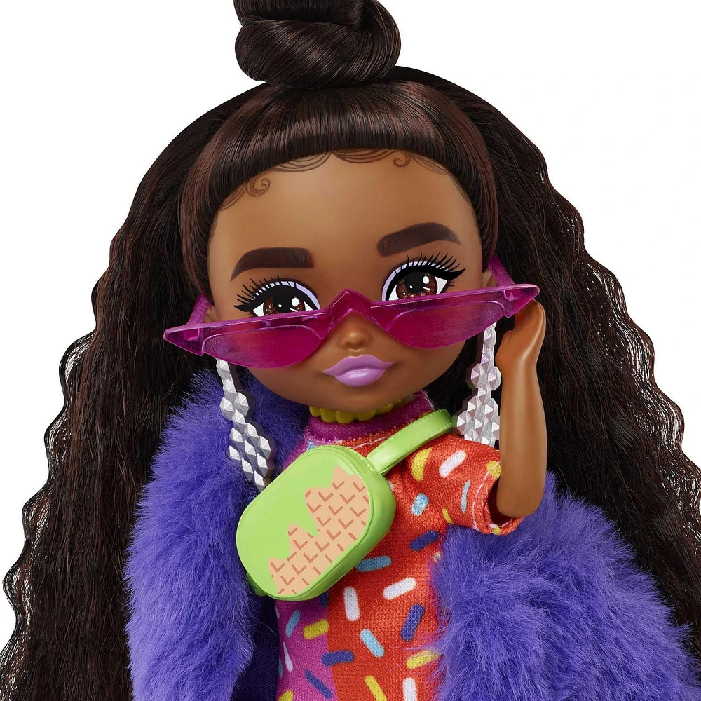 Poupée Mini Barbie Extra n° 1 (14 cm) avec Robe à Imprimé Vermicelles et Manteau à Fourrure, Socle et Accessoires pour Poupée dont Petites Lunettes de Soleil et Sac Banane ; Cadeau pour Enfants à part