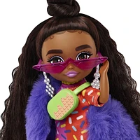 Poupée Mini Barbie Extra n° 1 (14 cm) avec Robe à Imprimé Vermicelles et Manteau à Fourrure, Socle et Accessoires pour Poupée dont Petites Lunettes de Soleil et Sac Banane ; Cadeau pour Enfants à part