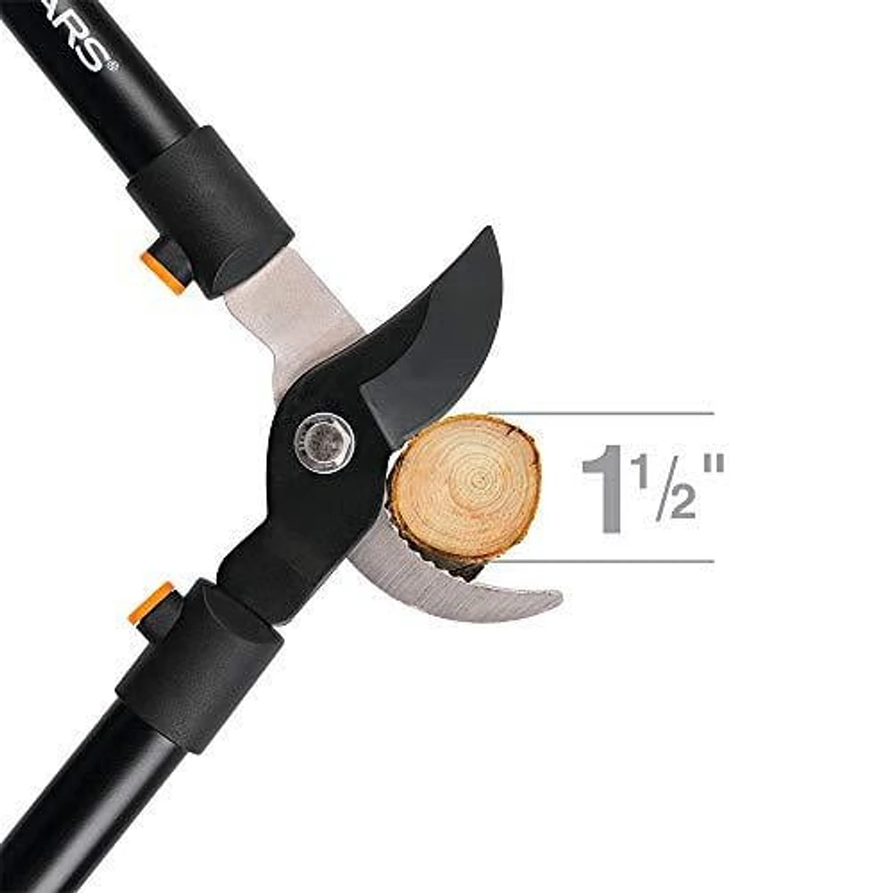 Élagueur Fiskars de 71 cm (28 po) Coupe net les grosses branchesjusqu’à 4 cm (1-1/2 po) de diamètre, muni de butées qui absorbent les chocs pour plus de confort.