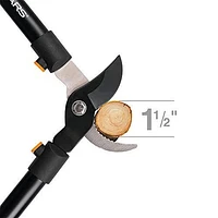 Élagueur Fiskars de 71 cm (28 po) Coupe net les grosses branchesjusqu’à 4 cm (1-1/2 po) de diamètre, muni de butées qui absorbent les chocs pour plus de confort.