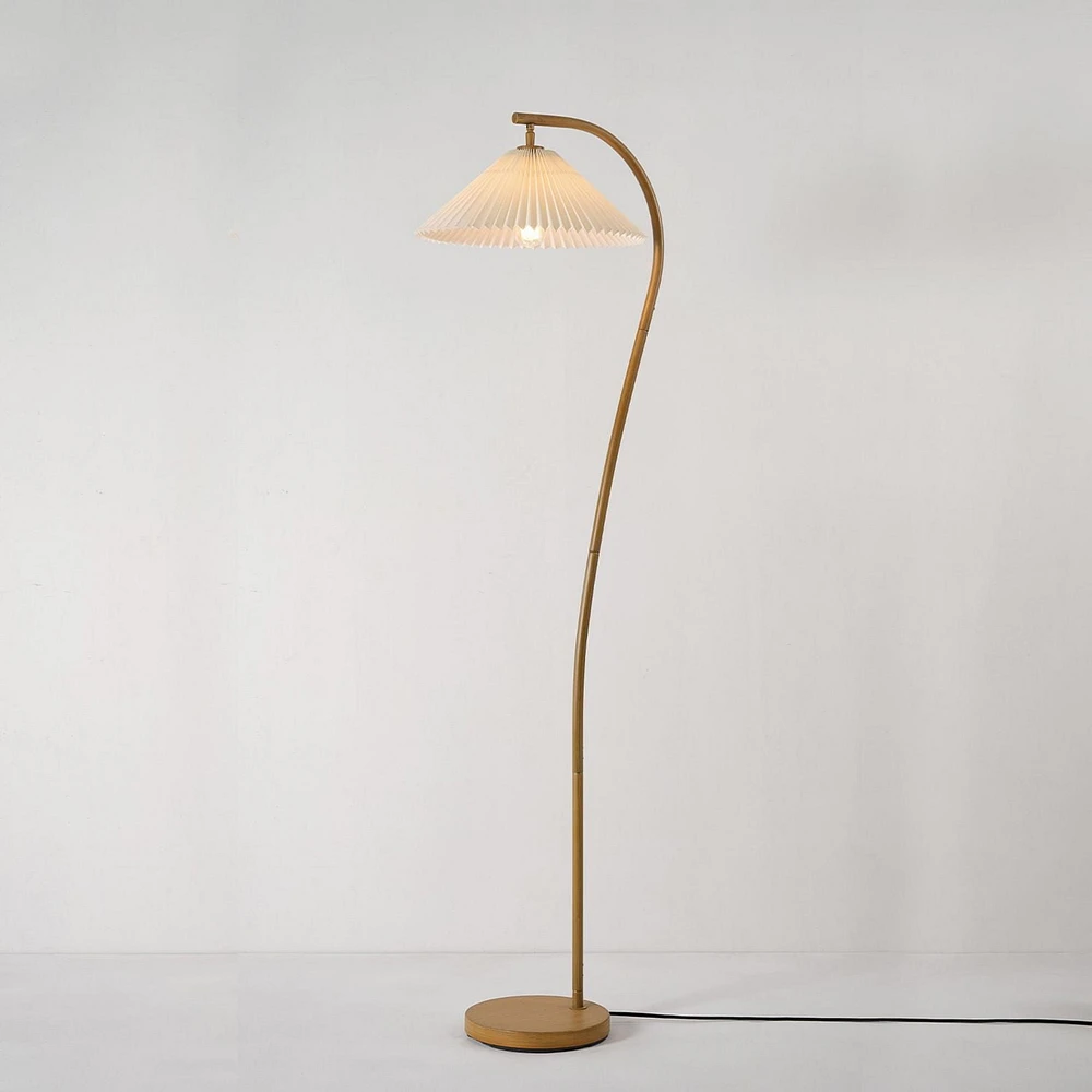 Lampe sur pied de 1,57 m (62 po) de Novogratz x Globe couleur bois avec abat-jour en tissu plissé blanc cassé<br>