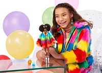 Poupée Barbie Extra #1 vêtue d’un manteau arc-en-ciel en fourrure