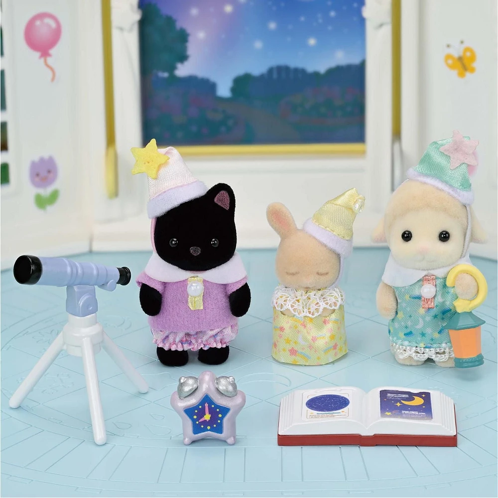 Calico Critters Nursery Friends - Trio de soirée pyjama, ensemble de 3 figurines de poupée à collectionner avec accessoires