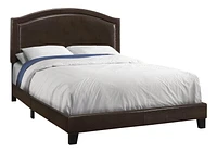 Monarch Specialties Lit, Grand, Plate-forme, Chambre À Coucher, Cadre, Rembourré, Pu D'aspect Cuir, Pattes En Bois, Brun, Transitionnel