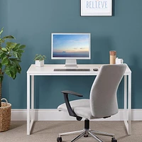 Jennifer 47 dans Brown Frame Desk