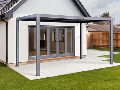 Pergola Vikos 10x13 en aluminium et persiennes en acier galvanisées