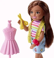 Coffret de jeu Chelsea Peut être... Barbie avec poupée Chelsea Dessinatrice de mode brunette de 15,24 cm (6 po), mannequin, machine à coudre, ruban à mesurer, ciseau, tissu, excellent cadeau pour les