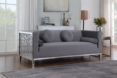 Canapé K-Living Darlene gris en velours moelleux avec détails en acier inoxydable chromé sur les côtés des accoudoirs
