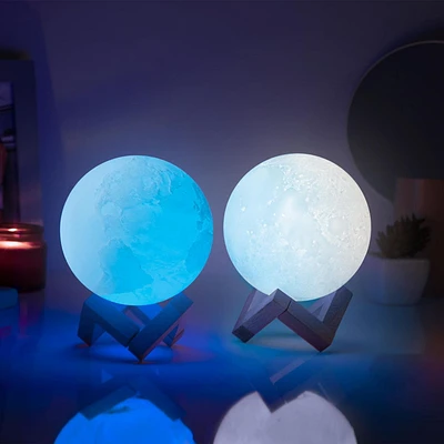 Merkury Innovations allume les lumières de la Terre et de la Lune à DEL- Paquet de 2 Lumières de lune / terre 3D réalistes