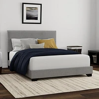 Lit plateforme rembourré Skylar avec garniture de tête de clou, par Hillsdale Living Essentials