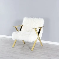 Chaise K-Living Star en fourrure blanche avec accoudoirs et pieds en acier inoxydable poli doré