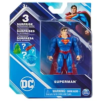 DC Comics, Figurine articulée Superman de 10 cm avec 3 accessoires mystère, pour les enfants à partir de 3 ans