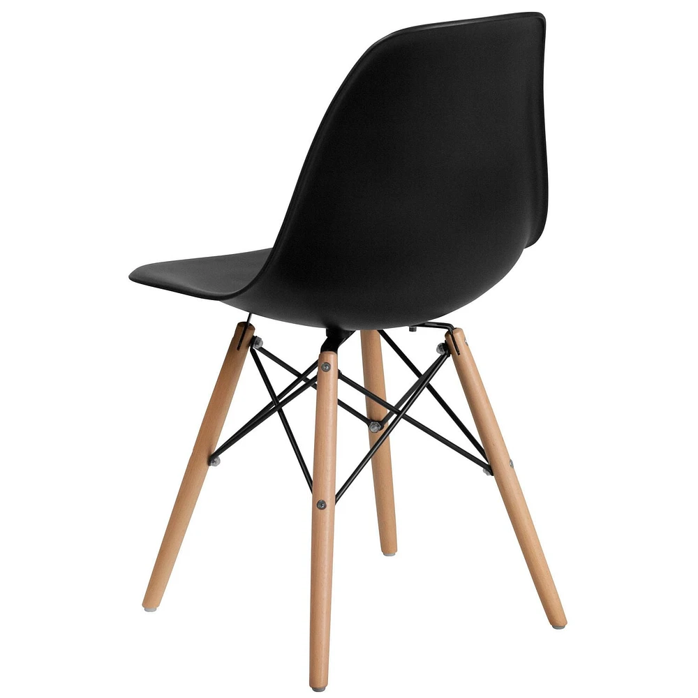 Chaise en plastique noir de la série Elon avec pieds de bois