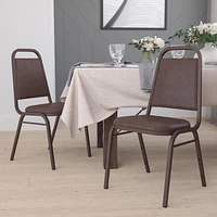 Lot de 4 pièces - Chaise de banquet empilable de la série HERCULES à dossier trapèze en vinyle brun - Cadre veine de cuivre