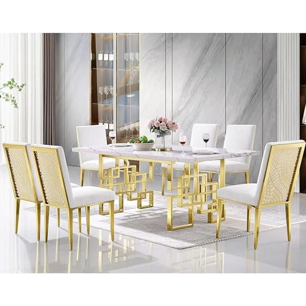 Table de salle à manger en marbre Heger avec plateau en faux marbre et pieds en acier inoxydable doré brillant.