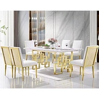 Table de salle à manger en marbre Heger avec plateau en faux marbre et pieds en acier inoxydable doré brillant.