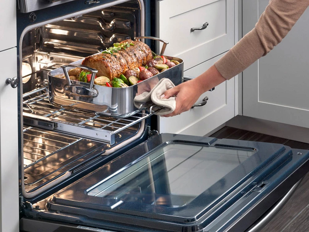 5.8 cu. ft. Slide-in Gas Chef Collection Range with True Convection Ranges - NX58H9950WS/AA | Samsung US