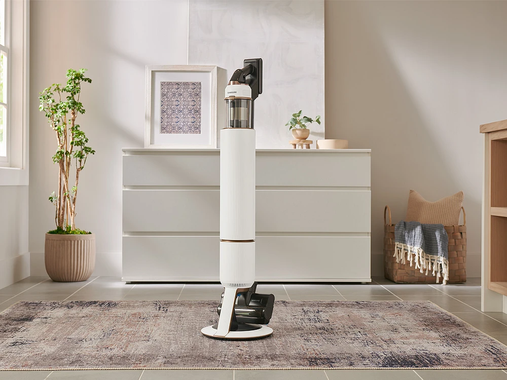 Bespoke Jet™ Pet Cordless Stick Vacuum with All-in-One Clean Station® in Misty White | Samsung