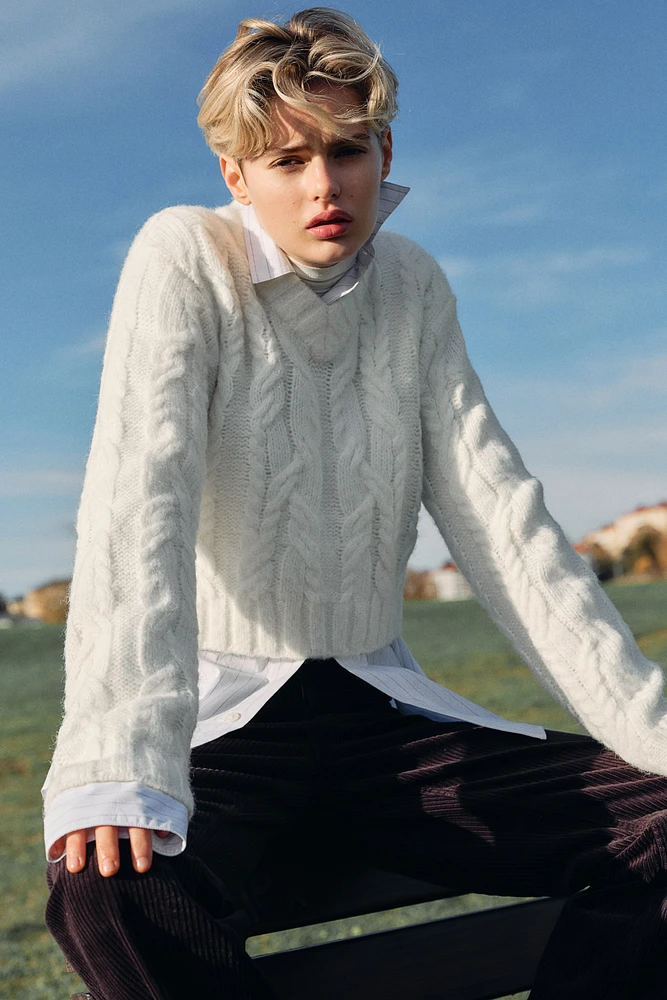 Chandail en tricot torsadé avec encolure V
