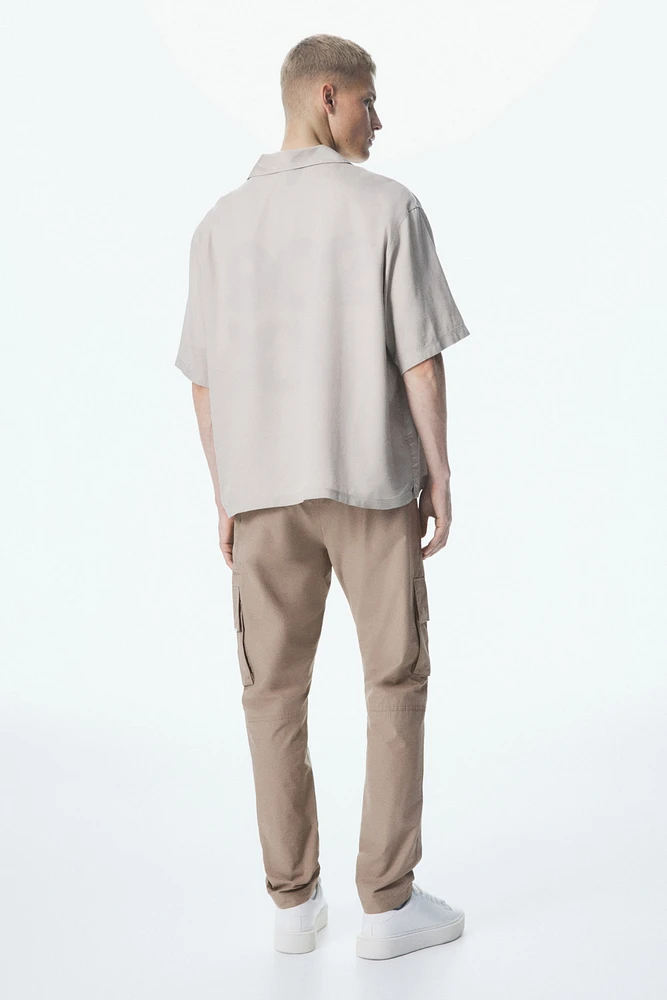 Pantalon cargo classique en sergé
