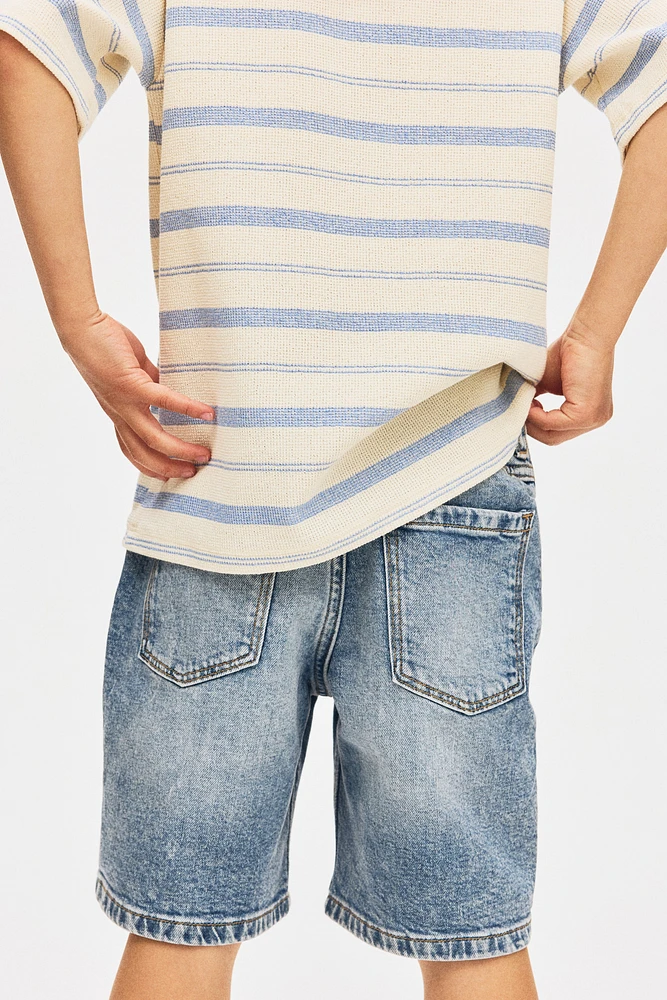 Short coupe ample en denim