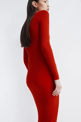 Robe moulante à encolure bateau