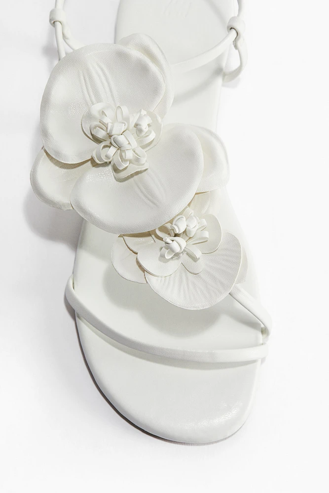Sandales à brides fines avec appliqués
