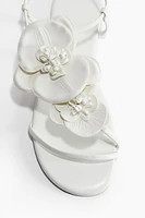 Sandales à brides fines avec appliqués