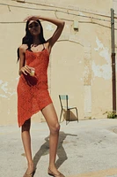 Robe d'aspect fait au crochet à fines bretelles