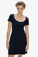 Robe à détails surjetés avec jupe évasée