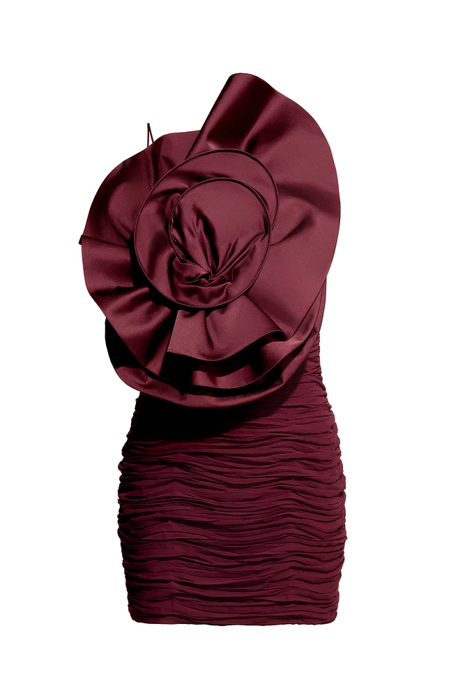Robe froncée avec rose appliquée