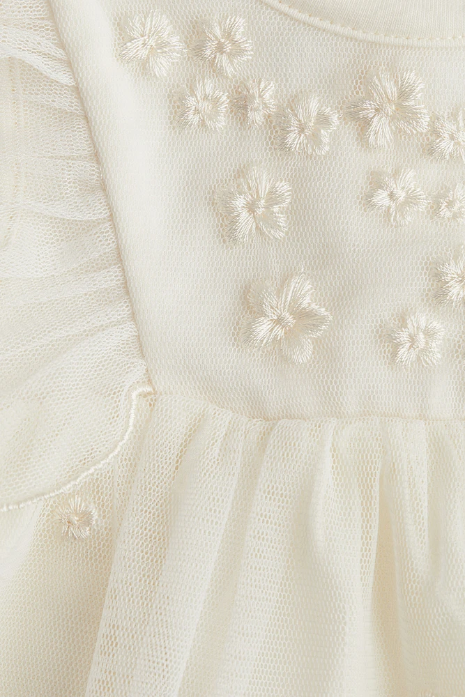 Robe en filet avec détails brodés