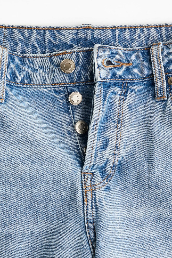 Short taille basse au genou en denim