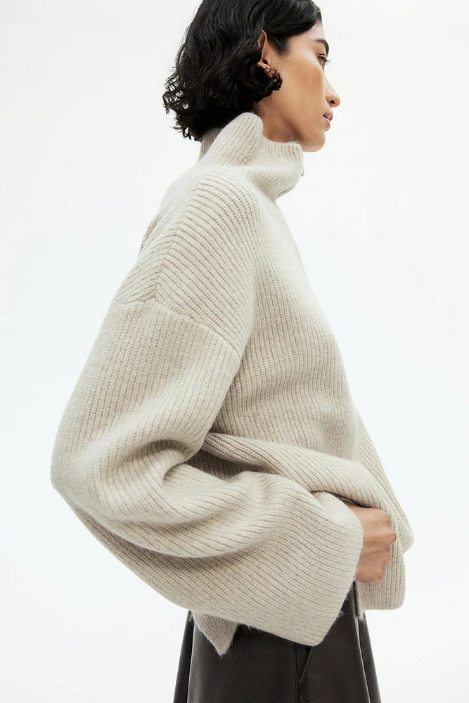 Pull zippé en tricot côtelé