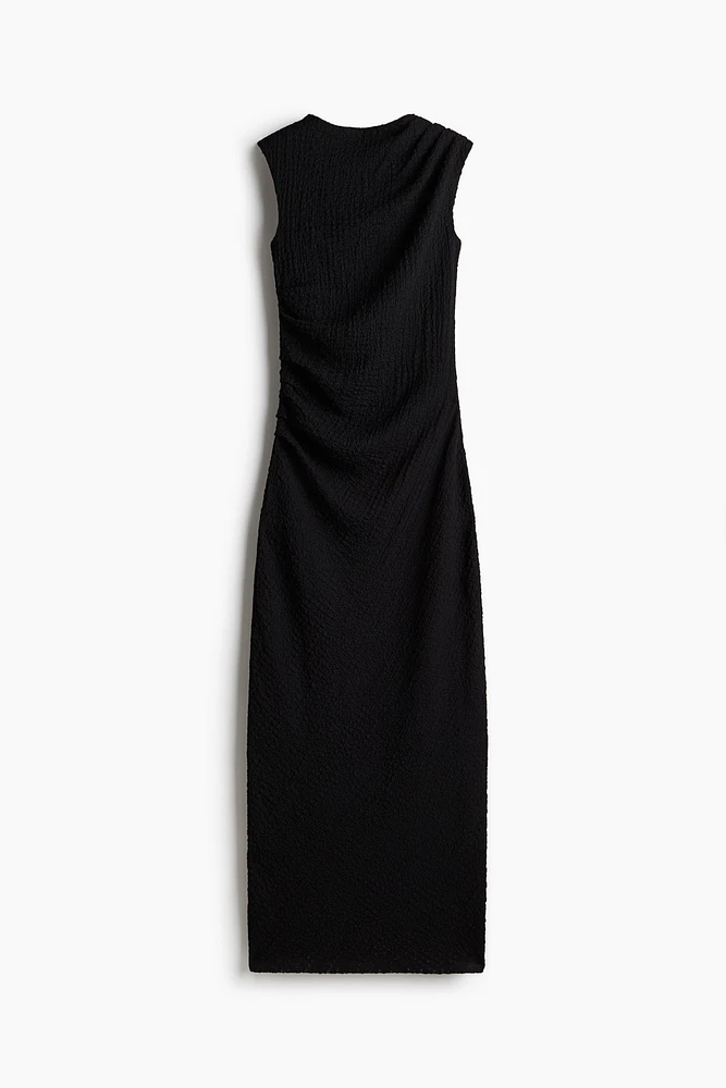 Robe moulante à effet drapé