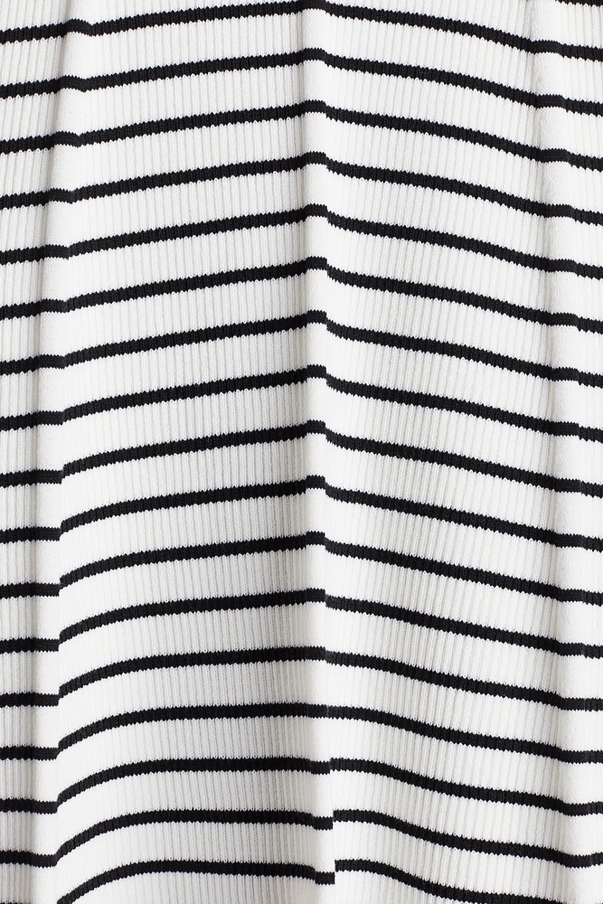 Robe en tricot côtelé avec jupe évasée