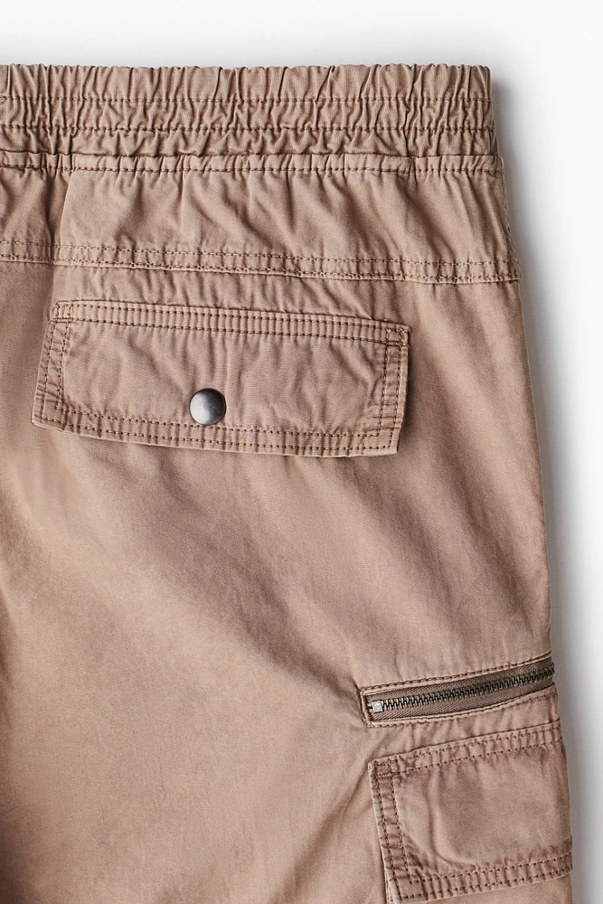 Pantalon cargo classique en sergé