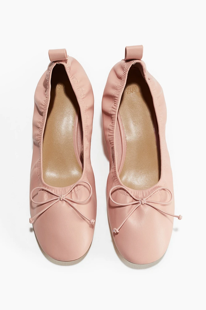 Bow-Front Pumps