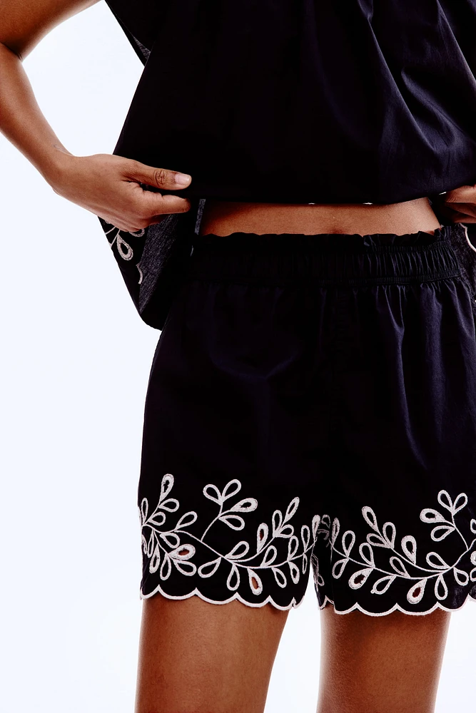 Short en coton brodé