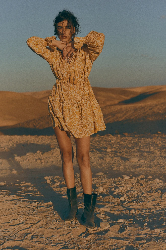 Robe à volant avec ceinture nouer