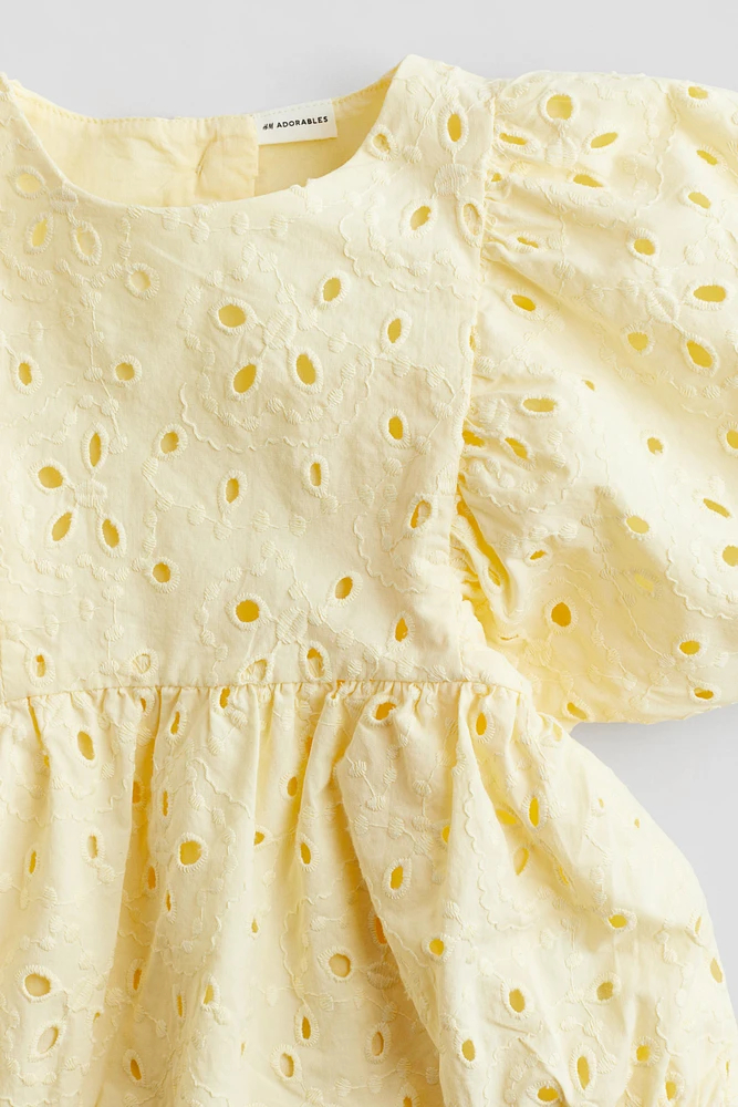 Barboteuse avec broderie anglaise